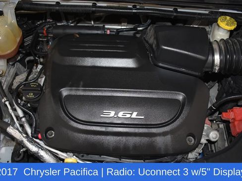 Used 2017 Chrysler Pacifica Touring-L FWD image 7