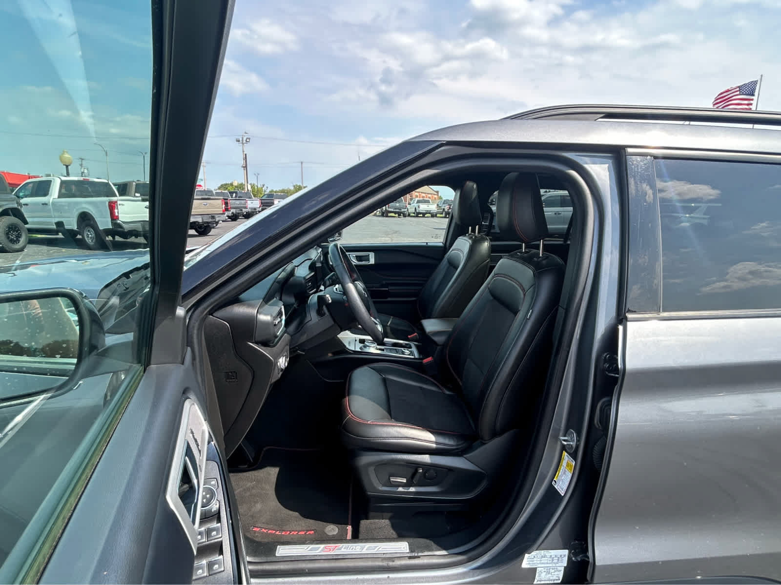 Used 2022 Ford Explorer ST-Line w/ Class IV Trailer Tow Package AWD/4WD image 18