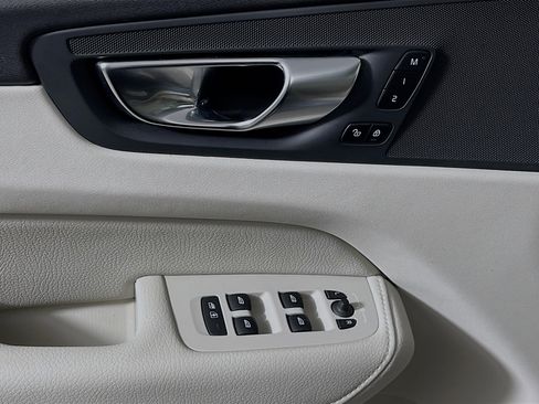 Used 2021 Volvo XC60 T5 Momentum image 17