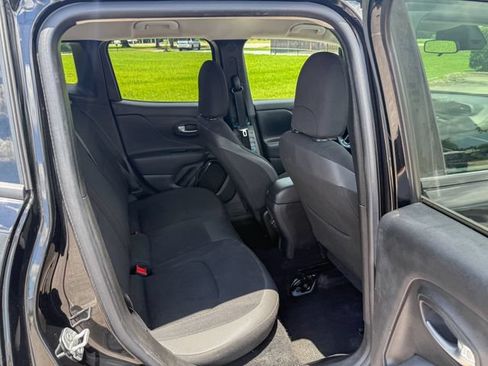 Used 2018 Jeep Renegade Altitude FWD image 12