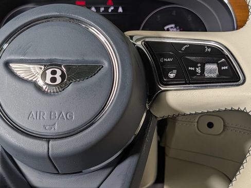 Used 2022 Bentley Bentayga AWD/4WD image 39