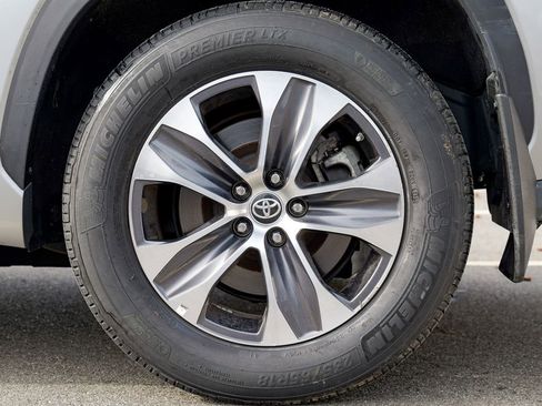 Used 2023 Toyota Highlander XLE image 14