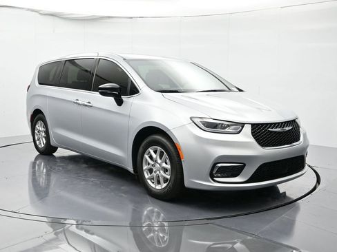 New 2026 Chrysler Pacifica Select image 3