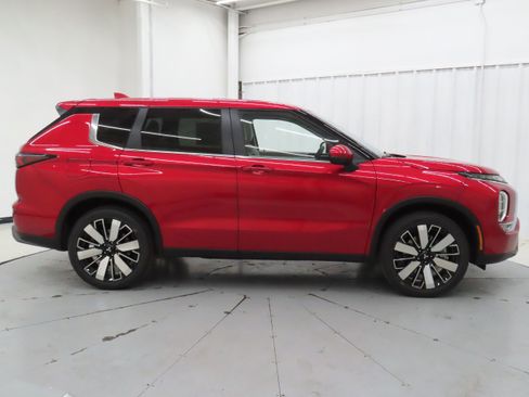New 2026 Mitsubishi Outlander SE FWD image 2