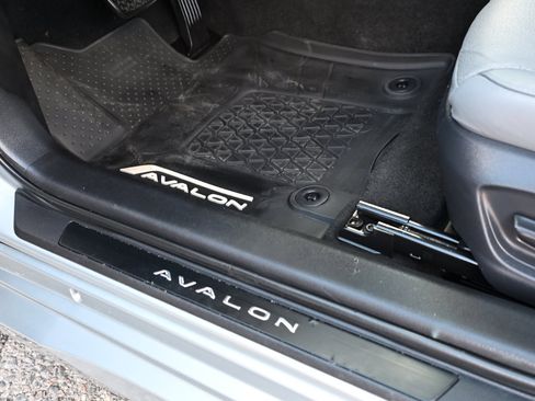 Used 2019 Toyota Avalon Limited image 29