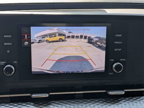 Used 2024 Kia Carnival LX FWD image 31