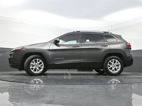Used 2018 Jeep Cherokee Latitude Plus image 23