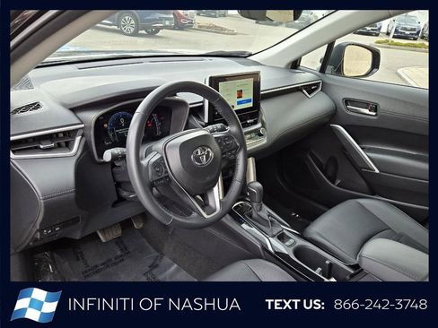 Used 2025 Toyota Corolla Cross XLE AWD/4WD image 5