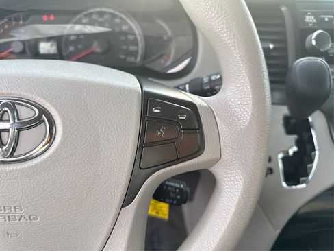 Used 2012 Toyota Sienna LE image 25