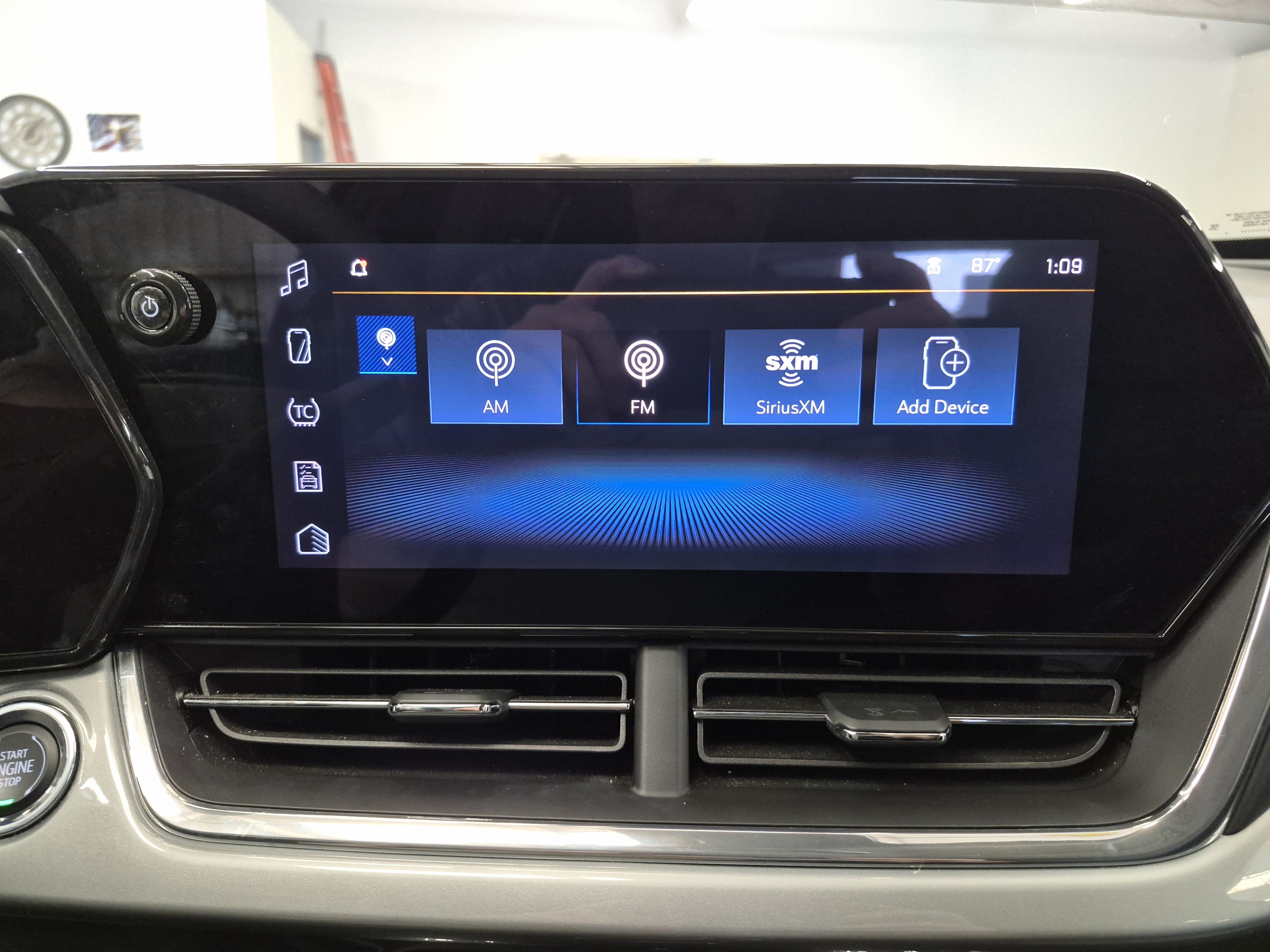 Used 2025 Chevrolet Trax LT FWD image 27