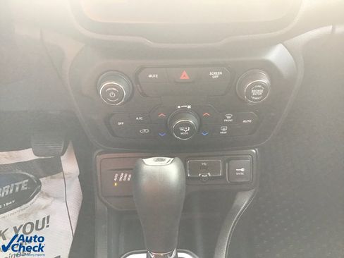 Used 2020 Jeep Renegade Latitude w/ Cold Weather Group image 39