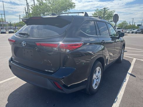 Used 2022 Toyota Highlander LE image 6