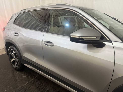 Certified 2025 Volkswagen Tiguan SE w/ Panoramic Sunroof Package image 11