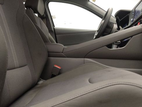 Used 2025 Hyundai Elantra SE FWD image 21