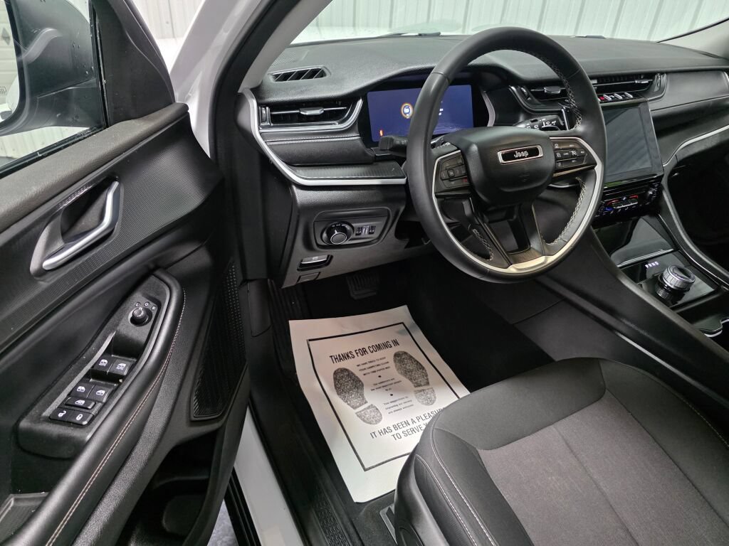 Used 2024 Jeep Grand Cherokee Laredo RWD image 6