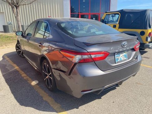 Used 2018 Toyota Camry SE w/ Moonroof Package image 8