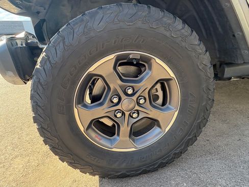 Used 2020 Jeep Gladiator Rubicon AWD/4WD image 6
