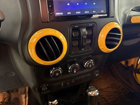 Used 2015 Jeep Wrangler Unlimited Sport w/ Quick Order Package 24S AWD/4WD image 16