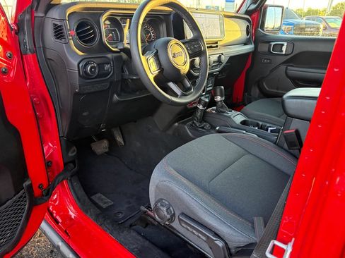 Used 2025 Jeep Wrangler Unlimited Rubicon AWD/4WD image 14