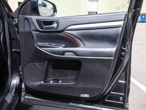Used 2019 Toyota Highlander XLE AWD/4WD image 9