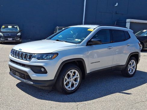 Used 2024 Jeep Compass Latitude image 3