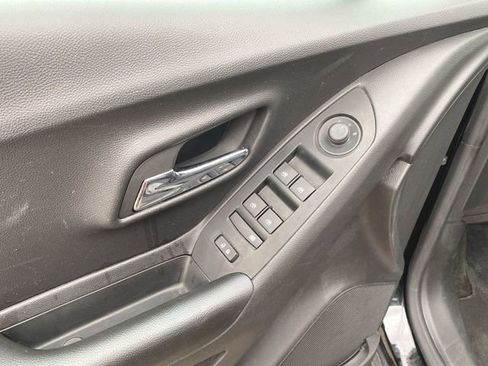 Used 2022 Chevrolet Trax LT w/ LT Convenience Package image 21