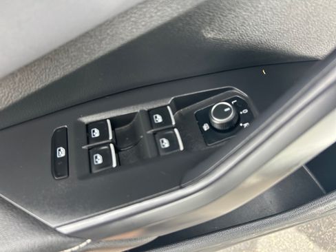 Used 2025 Volkswagen Jetta SE w/ Sunroof Package FWD image 13