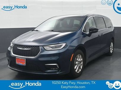 Used 2025 Chrysler Pacifica Select