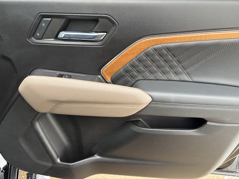 Used 2023 GMC Canyon Denali image 16