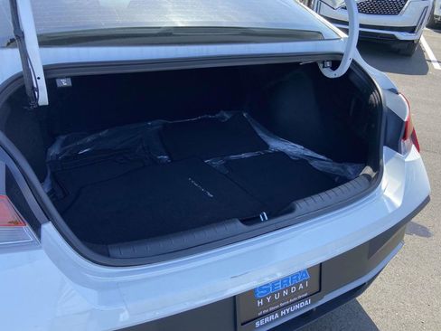 Certified 2025 Hyundai Elantra SE FWD image 10