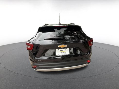 Used 2025 Chevrolet Trax LT FWD image 6
