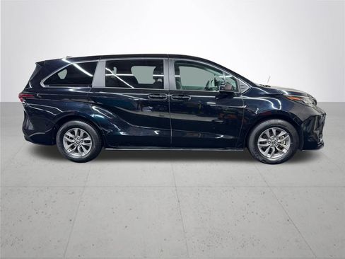 Used 2024 Toyota Sienna LE AWD/4WD image 9