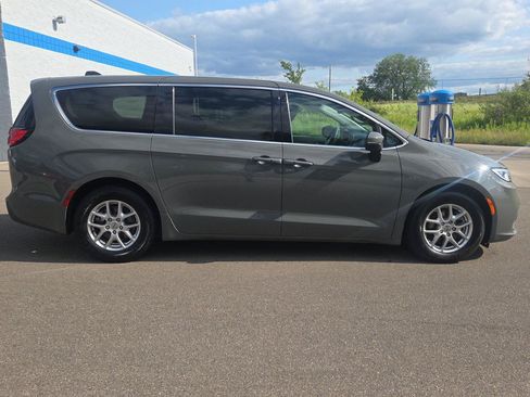 Used 2023 Chrysler Pacifica Touring-L FWD image 7