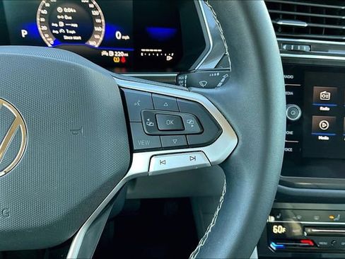 Used 2022 Volkswagen Tiguan SE image 21