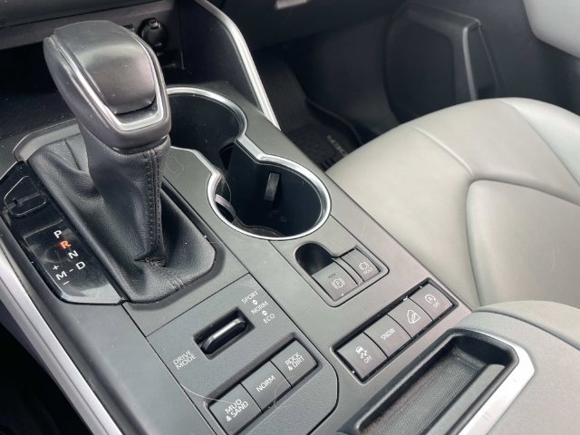 Used 2020 Toyota Highlander XLE AWD/4WD image 28