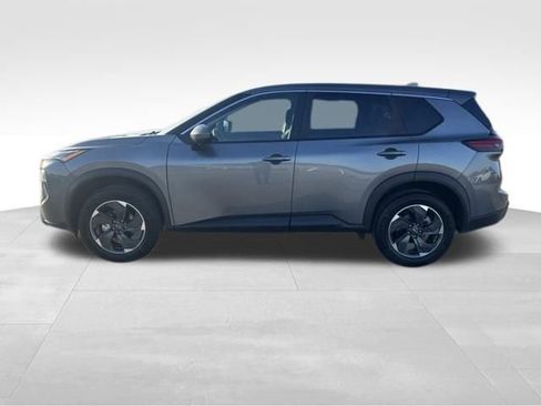 Used 2024 Nissan Rogue SV image 2