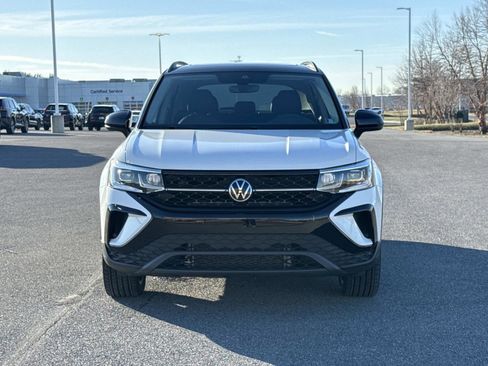 Used 2024 Volkswagen Taos SE image 28