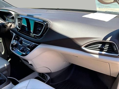 Used 2017 Chrysler Pacifica Touring-L Plus FWD image 15