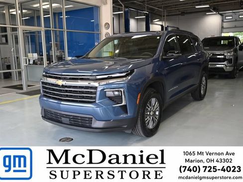 Used 2025 Chevrolet Traverse LT w/ Driver Confidence Package FWD image 1