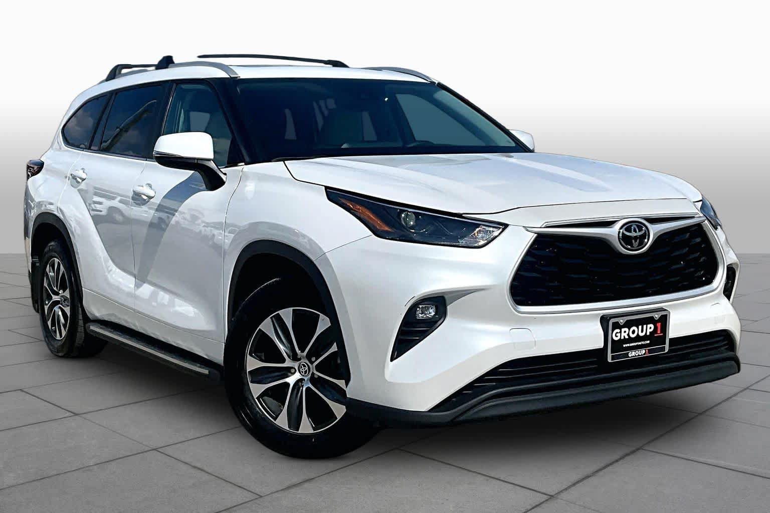 Used 2025 Toyota Highlander XLE FWD image 3