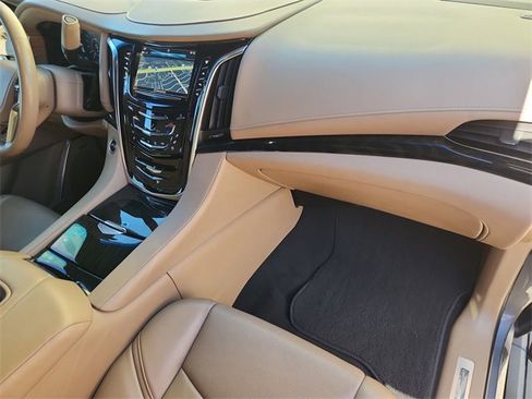 Used 2018 Cadillac Escalade Platinum image 29