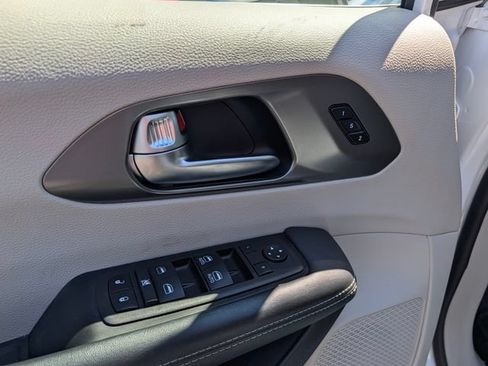 Used 2024 Chrysler Pacifica Limited FWD image 15