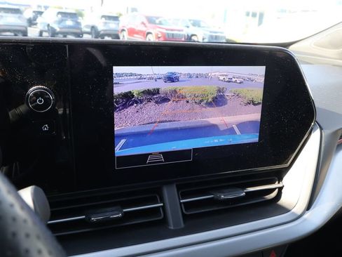 Used 2024 Chevrolet Trax RS w/ Sunroof Package FWD image 22