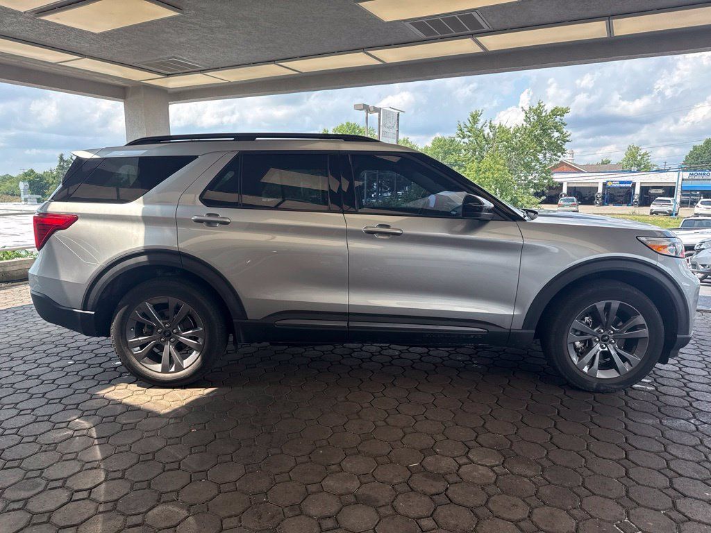 Used 2023 Ford Explorer XLT w/ Equipment Group 202A AWD/4WD image 5