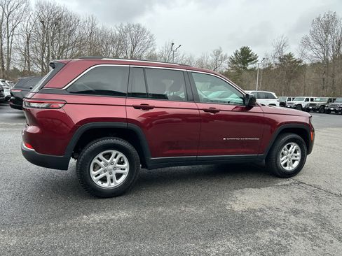 Used 2022 Jeep Grand Cherokee Laredo w/ Luxury Tech Group I AWD/4WD image 4