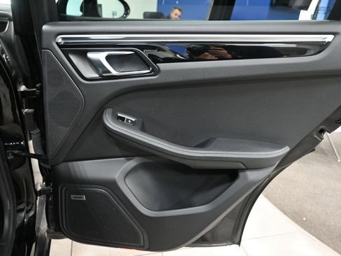 Used 2018 Porsche Macan S image 16