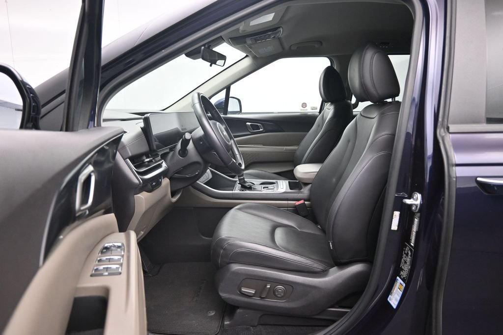 Used 2025 Kia Carnival FWD image 24