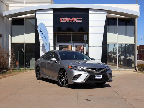 Used 2020 Toyota Camry SE image 1