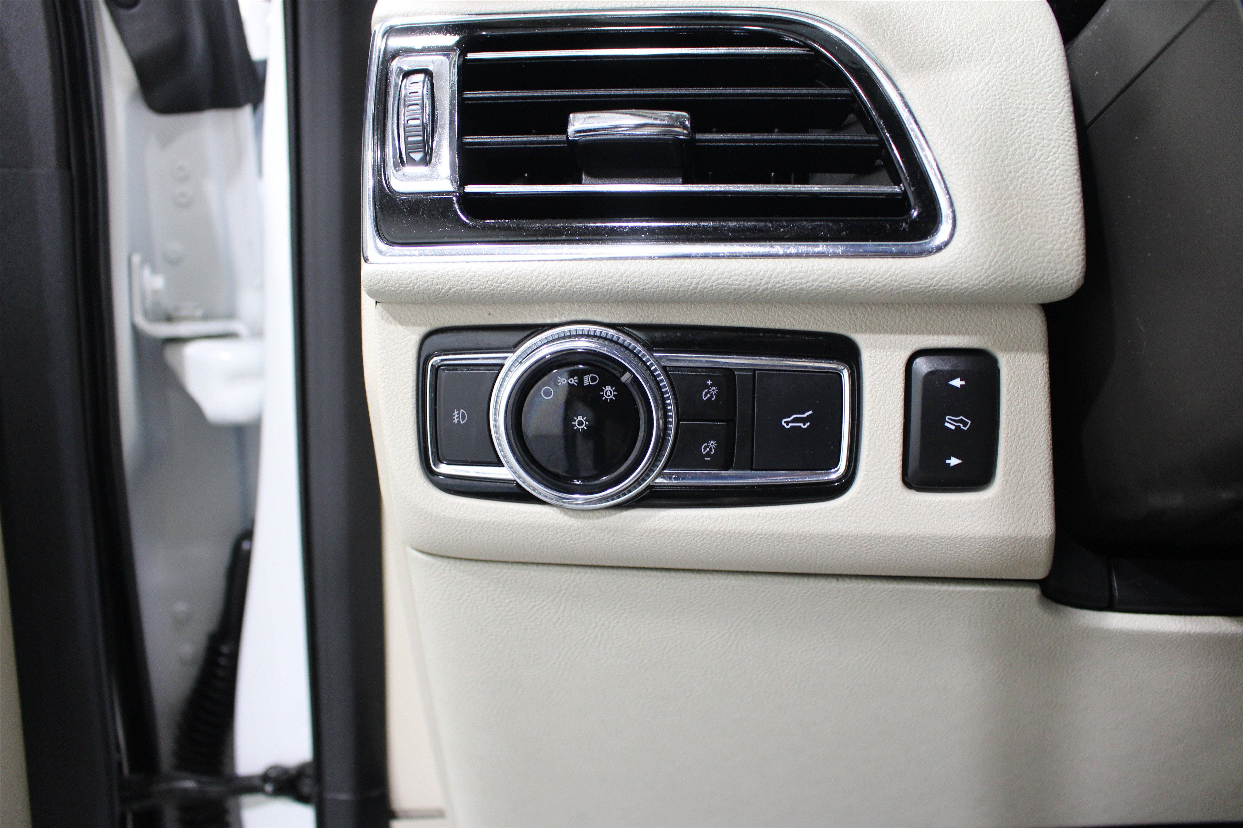 Used 2021 Lincoln Navigator L Reserve AWD/4WD image 8