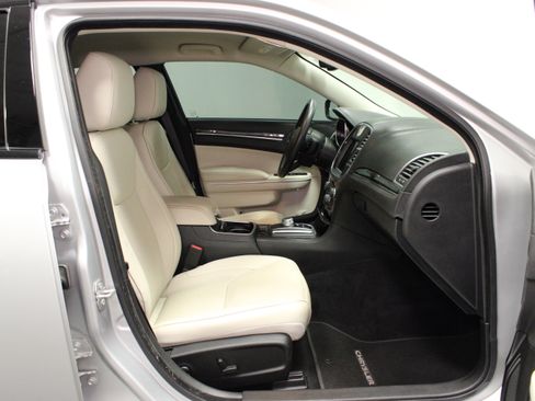 Used 2022 Chrysler 300 Touring L w/ Safetytec Plus Group AWD/4WD image 13
